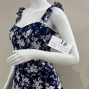 Dress with ruffles on the sleeves